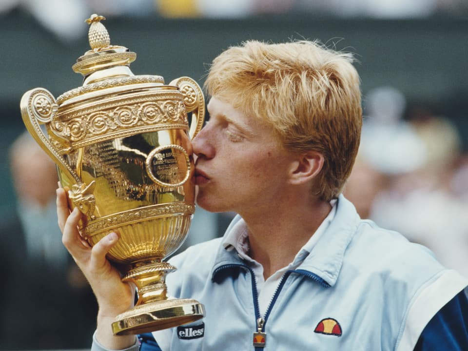 Boris Becker küsst 1985 die Wimbledon-Trophäe.