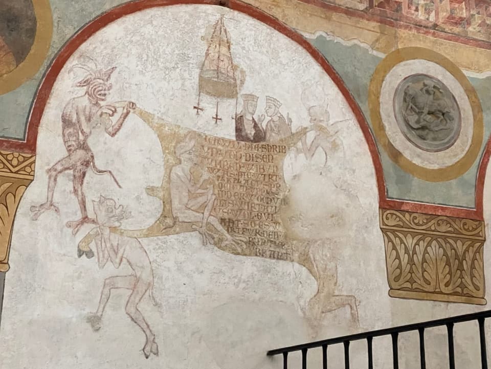 Die Fresken in der Kirche St. Georg auf der Insel Reichenau in Detailansicht.