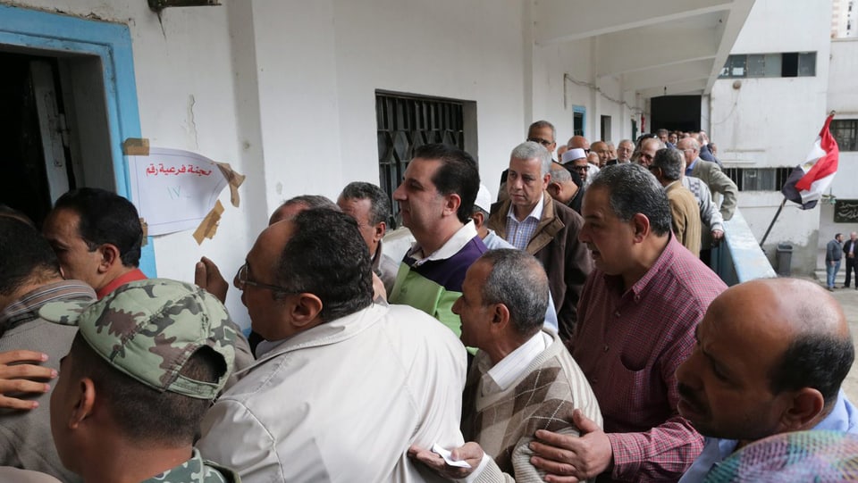Ägypter drängen in ein Wahllokal
