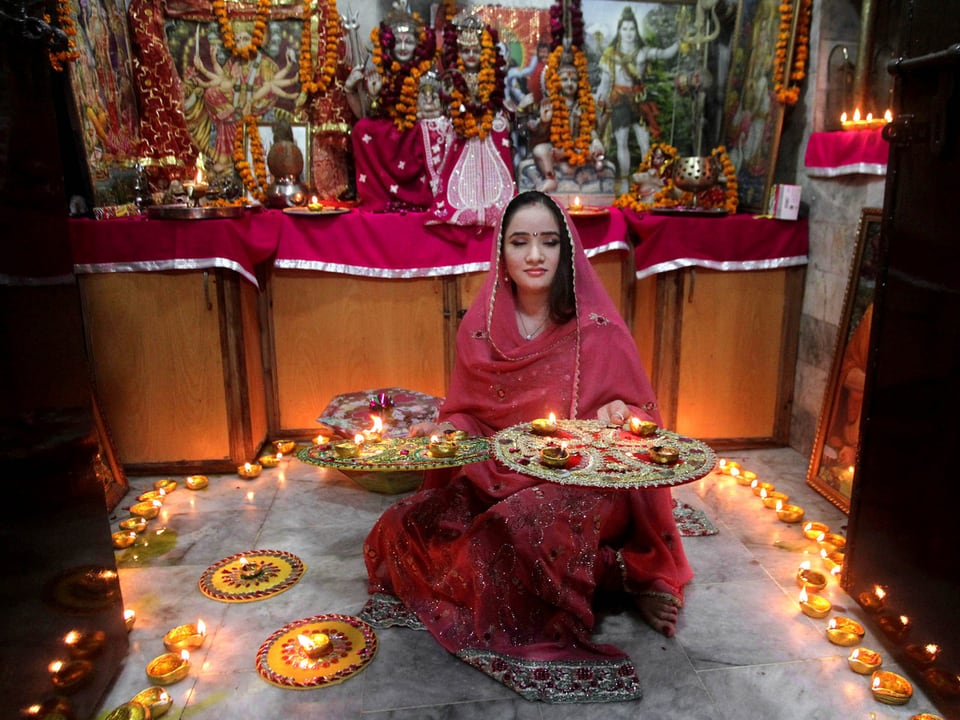 Hindu-Frau betet in Tempel