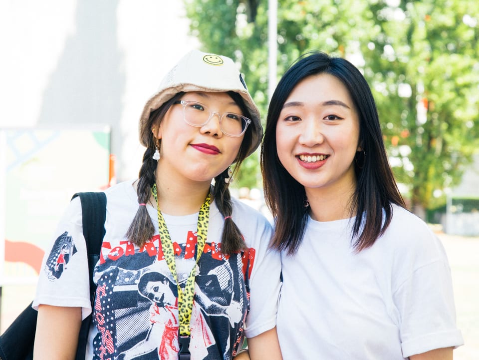 Zwei junge asiatische Frauen