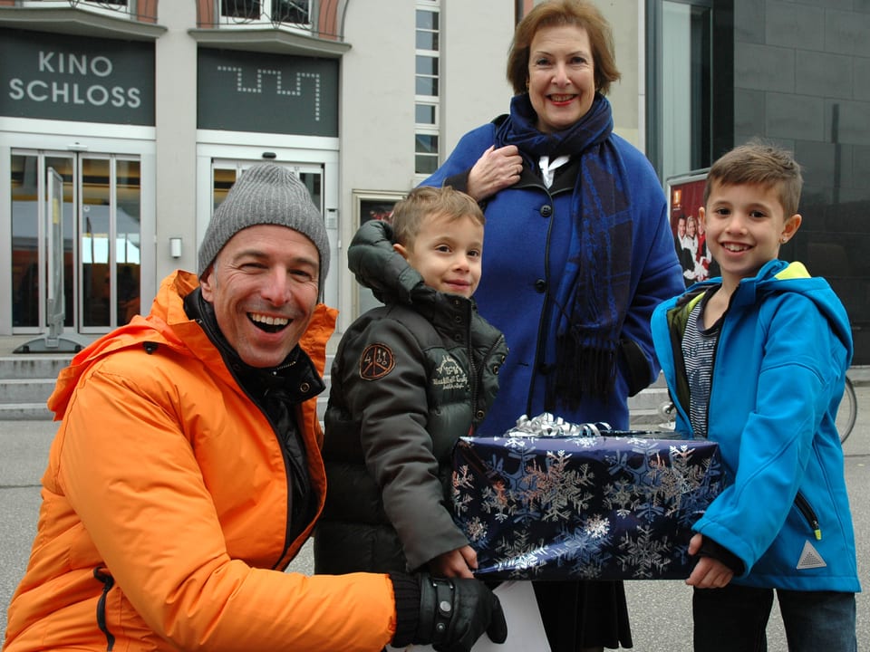 Dani Fohrler mit Kindern und Christine Egerszegi.