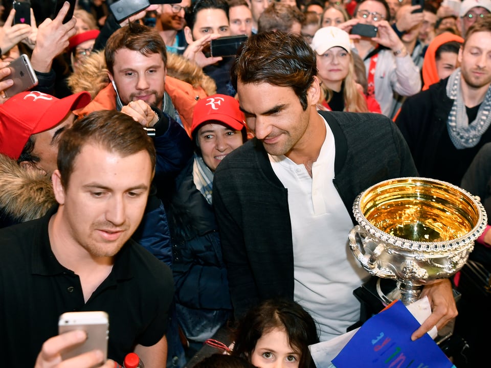 Roger Federer posiert für Selfies.