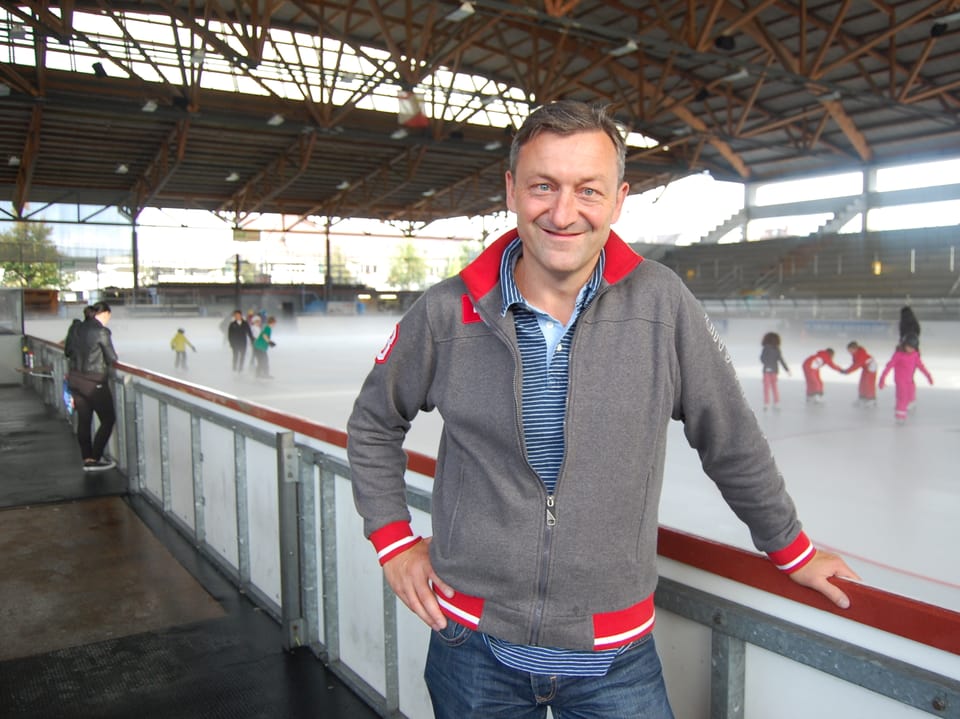 Alex Reymondin vom EHC Thun steht an der Bande in der Grabengut-Eishalle in Thun und freut sich auf das Cup-Spiel gegen den SC Bern.