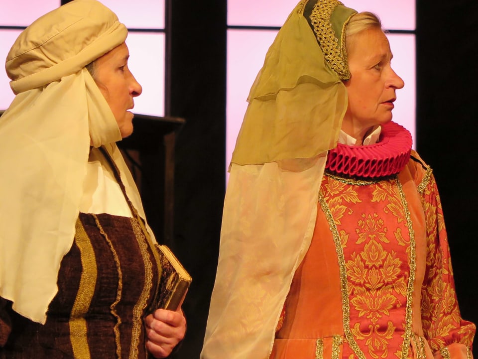 Zwei Frauen in Mittelalterlichen Gewanden auf Bühne.