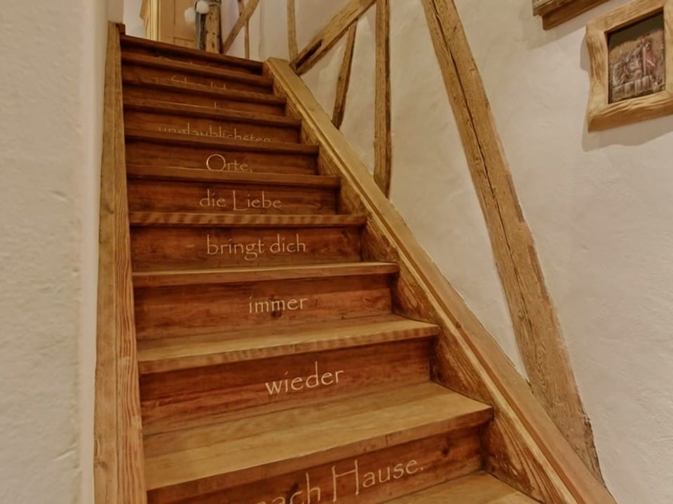 Eine holzige Treppe, «...unglaubliche Orte, die Liebe bringt dich immer wieder nach Hause.»