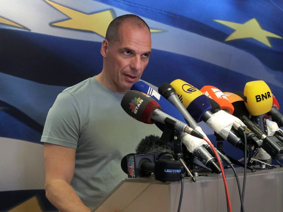 Finanzminister Yanis Varoufakis an einer Pressekonferenz vor Mikrofonen