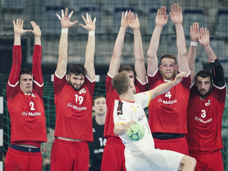 Handball-Bild mit 5 Nati-Spielern.