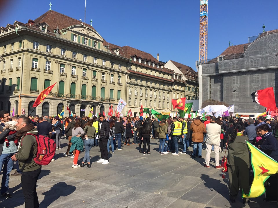 Demonstrationsteilnehmer in Bern schwenken Fahnen und Transparente gegen Präsident Erdogan. 