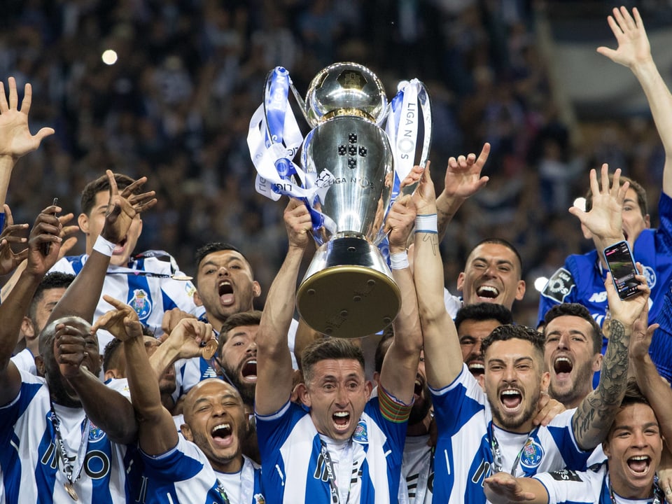 Portos Team mit dem Pokal