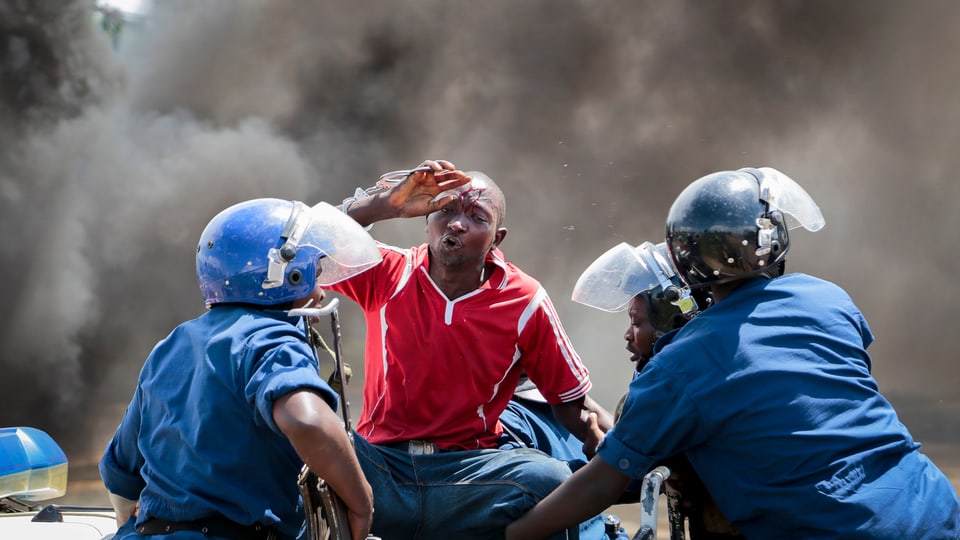 Polizisten und Mann mit blutender Platzwunde. (13.05.2015)