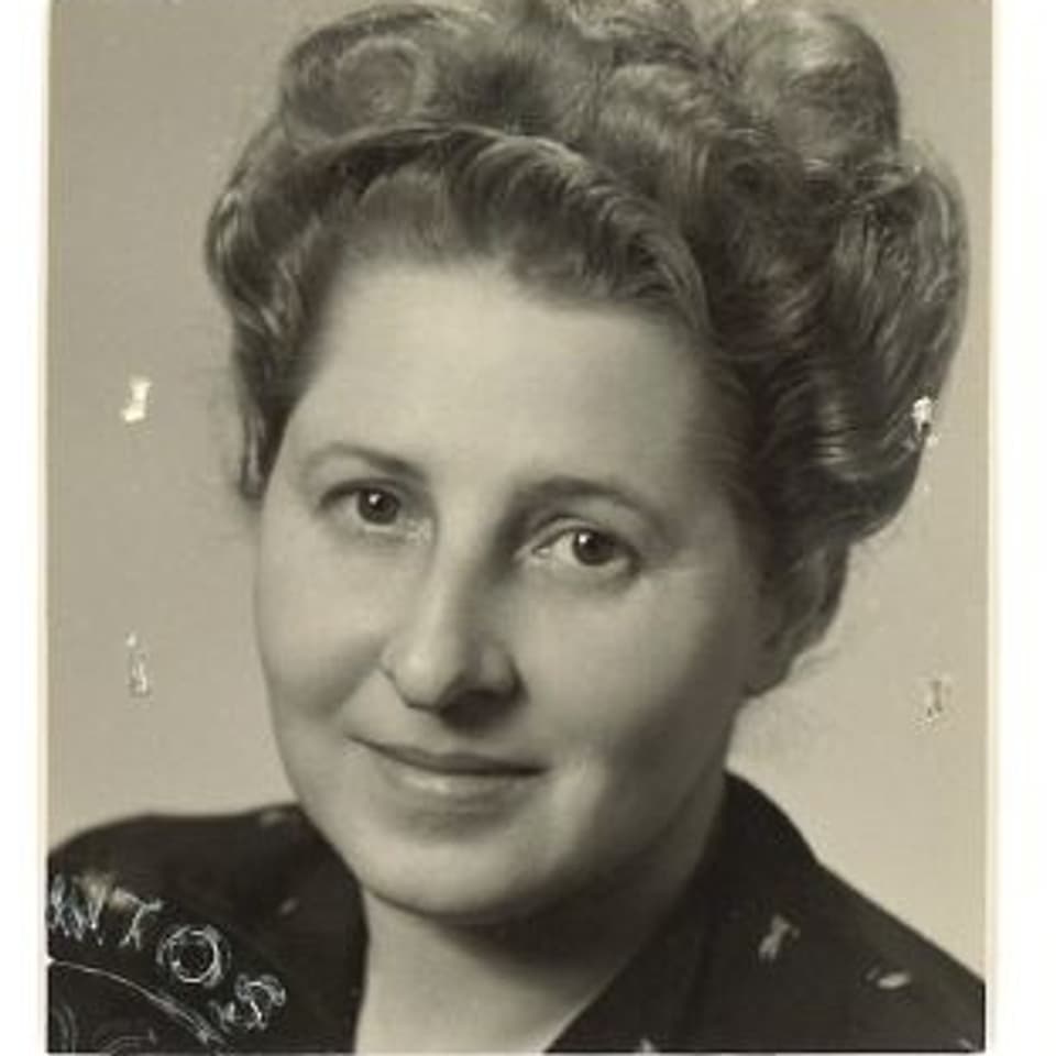 Schwarzweissfoto (Passfoto) der Mutter. 