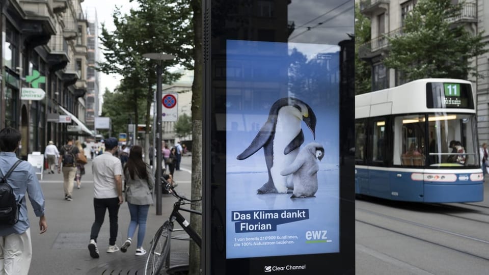 Ein Werbeplakat für die EWZ an der Zürcher Bahnhofstrasse