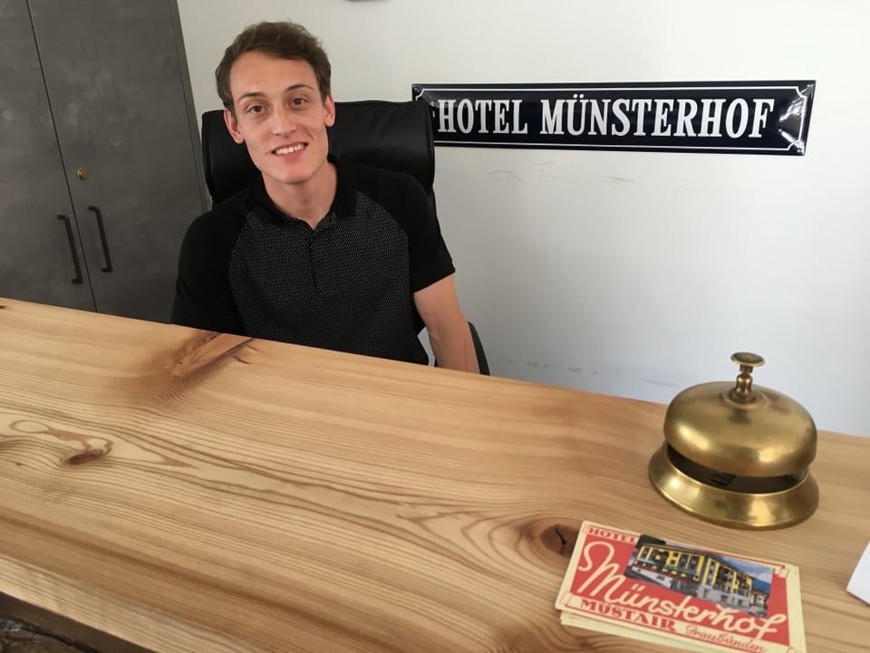Hoteldirektor Linus Meyer, Hotel Münsterhof an der Reception des Hotels