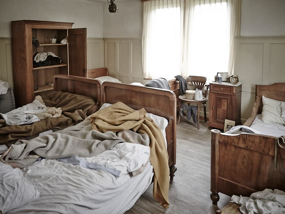 Schlafzimmer im Kosthaus, nicht gemachte Betten