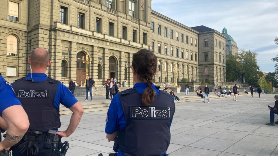 Polizistinnen und Polizisten vor der ETH Zürich.