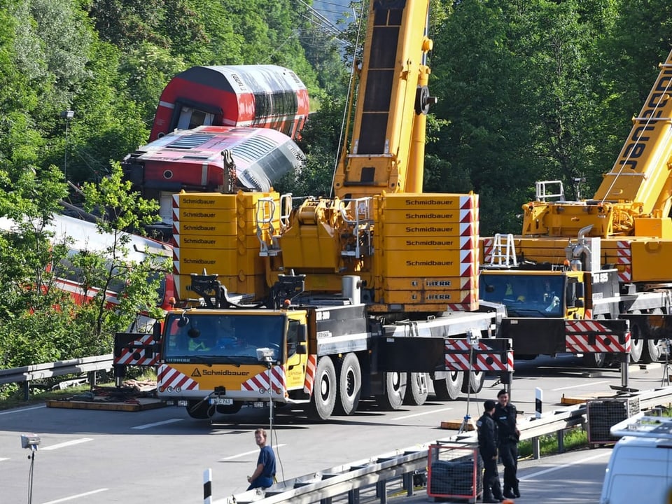 Mithilfe eines 250 Tonnen schweren Spezialkrans soll unter anderem die Lok wieder auf das Gleis gestellt werden. 