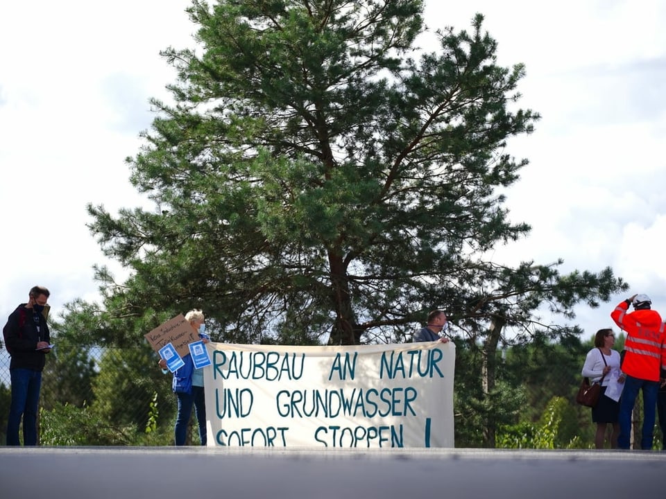 Demonstranten mit Transparent