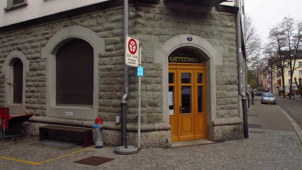 Der Eingang der Kaffeehas, im Gebäude der ehemaligen Post.