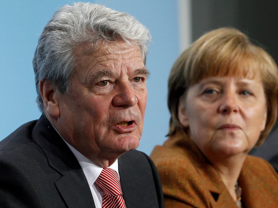 Gauck sitzt neben Merkel