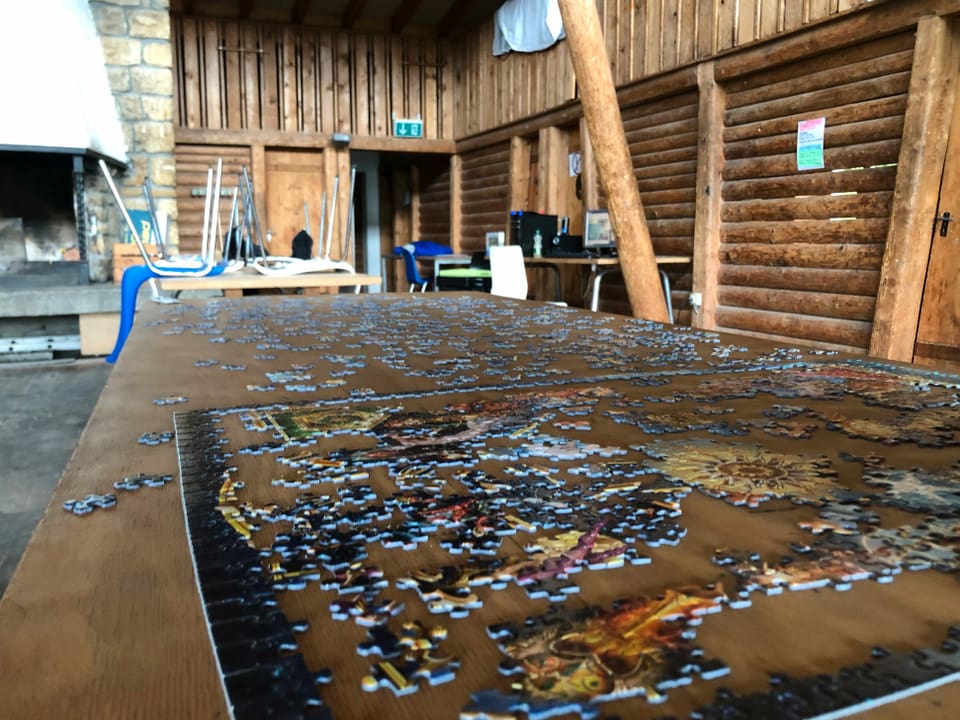 Ein angefangenes Puzzle auf einem Tisch