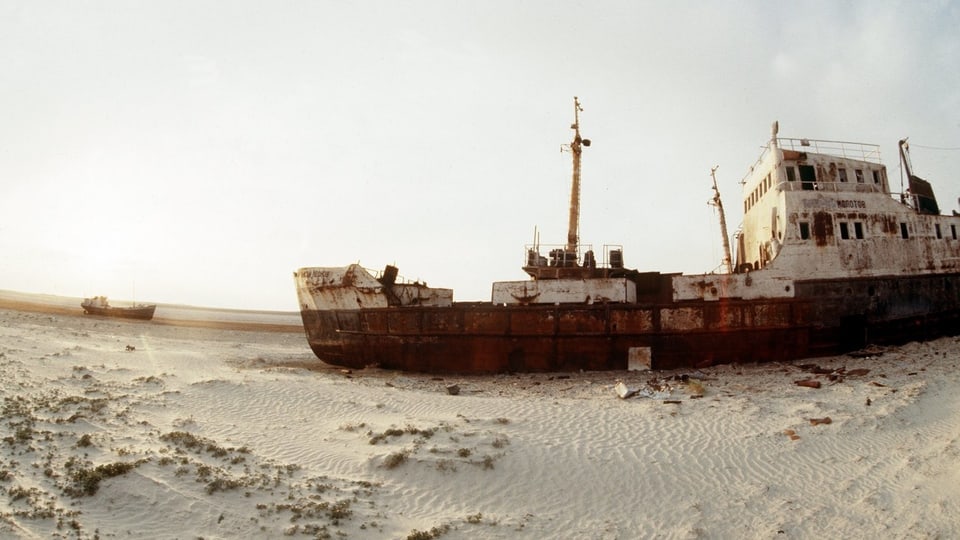 Auf dem ehemaligen Aralsee ist ein Schiff gestrandet.