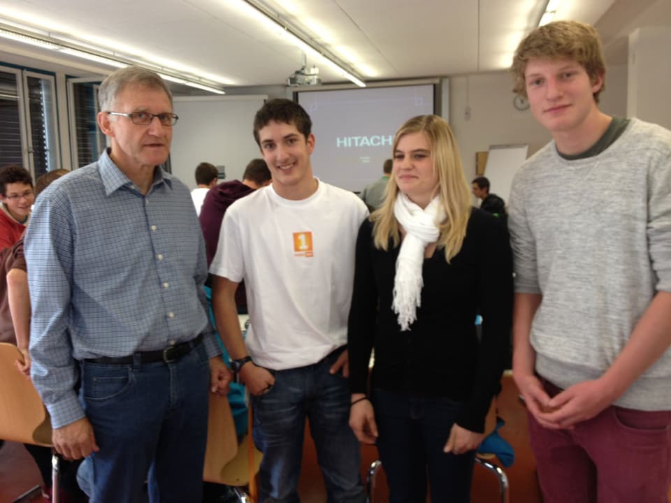 Matteo mit Kollegin Romy und Kollege Yves und Klassenlehrer Peter Flückiger.
