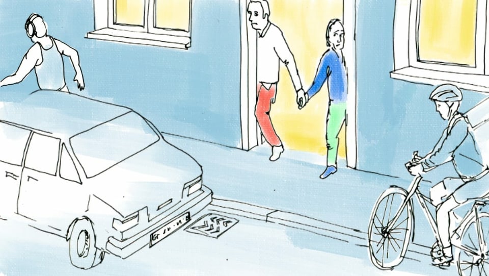 Ein Mann und eine Frau blicken scheu aus einer Haus-Tür auf eine befahrene Strasse.