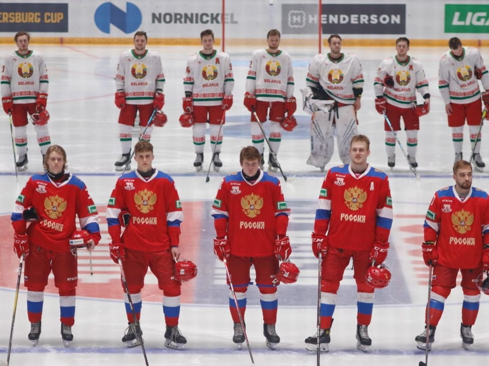 Die Eishockey-Nationalteams von Russland und Belarus.