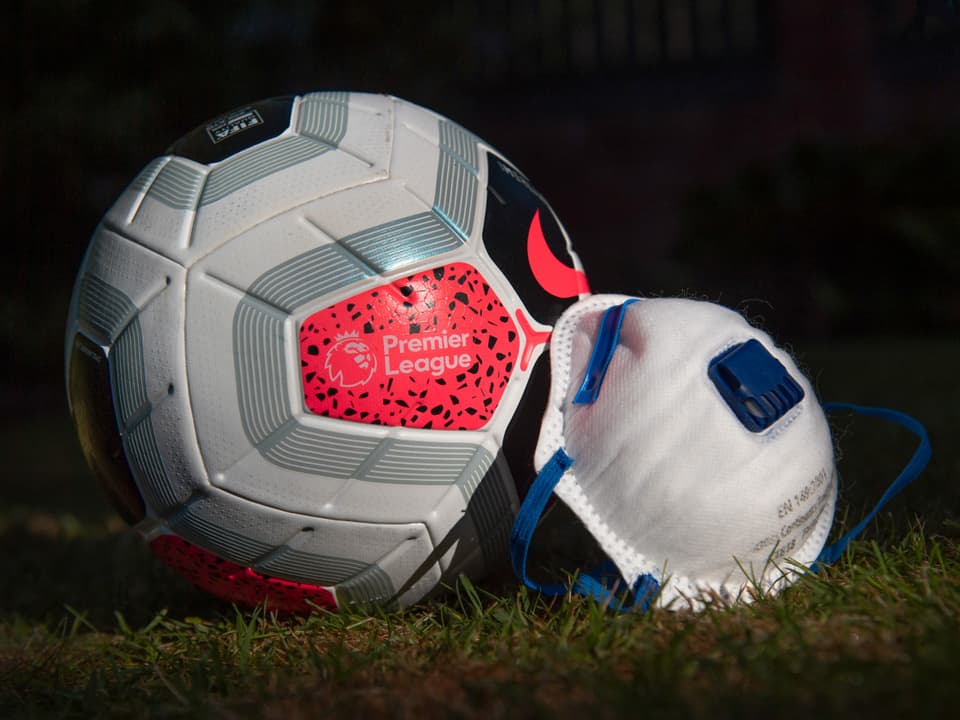 Sport in der Corona-Krise Fussball und Schutzmaske