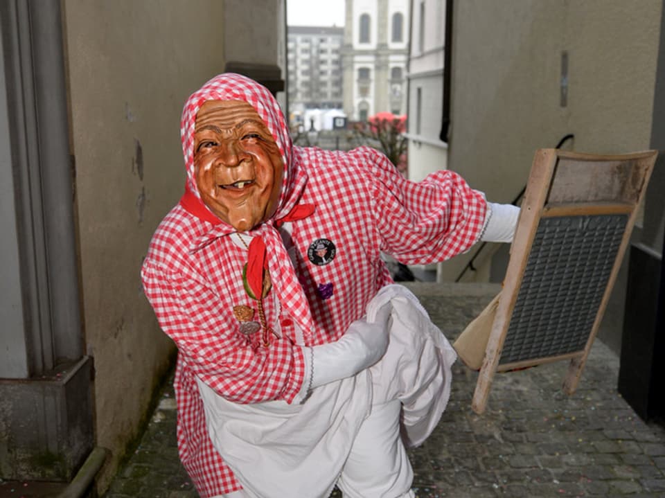 Eine als «Wöschwiib» verkleidete Person an der Luzerner Fasnacht. 