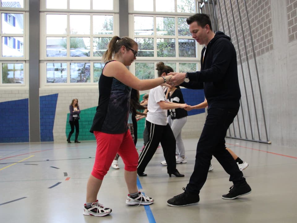 Sven Epiney tanzt mit Schülerin.