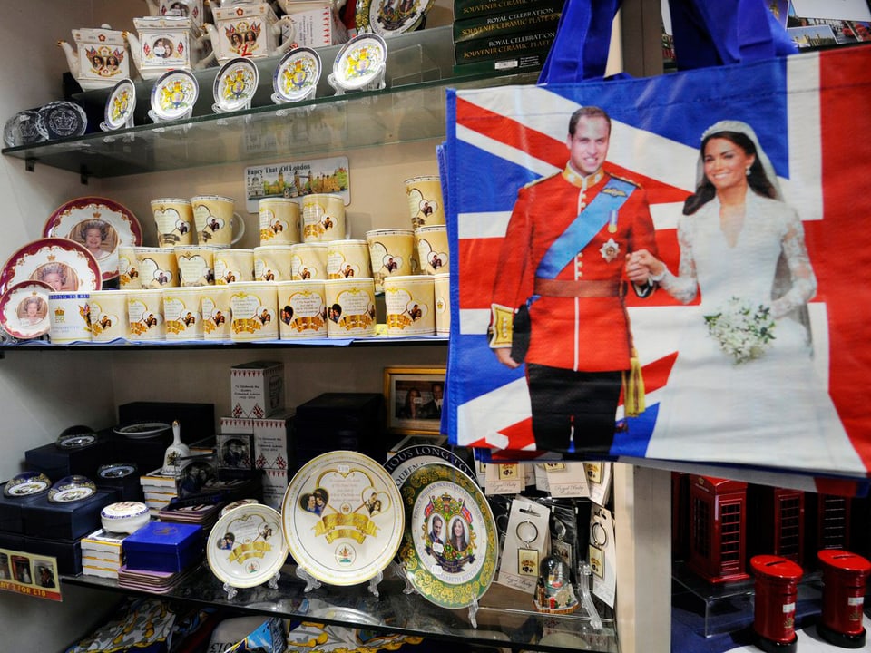 Zu sehen sind Souvenirs mit dem Aufdruck des royalen Ehepaars William und Kate: Tassen, Flaggen, Teekannen und Tassen.