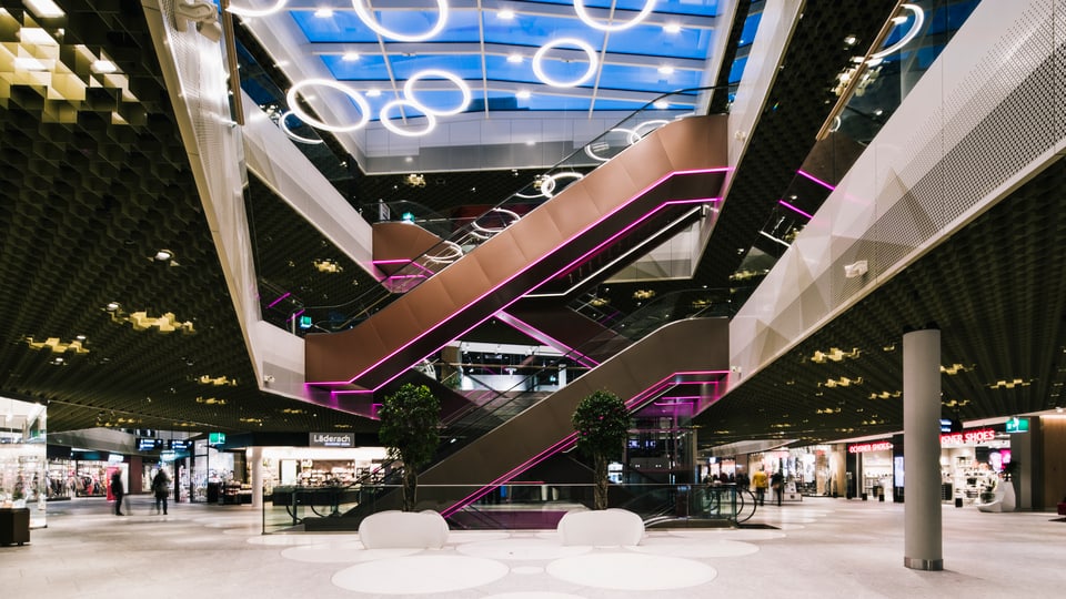 Ansicht auf eine Halle mit Rolltreppen im Einkaufszentrum «Mall of Switzerland» in Ebikon. Nur wenige Kunden sind zu sehen.
