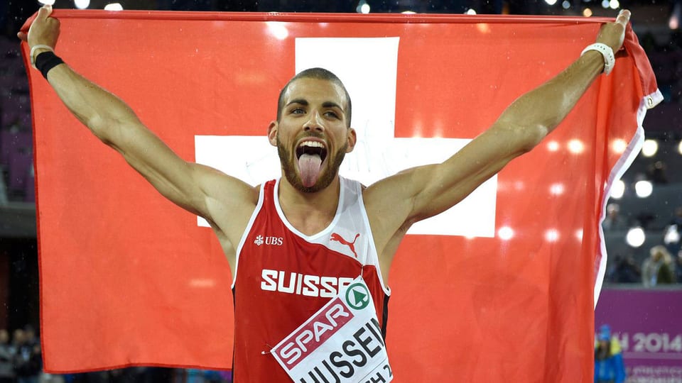 Kariem Hussein präsentiert die Schweizer Fahne
