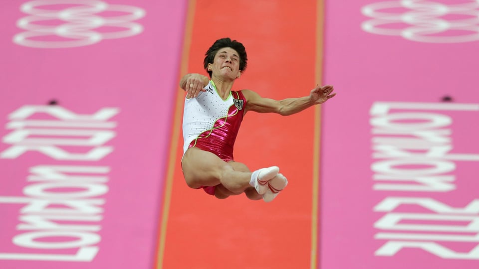 Oksana Tschussowitina bei einem Sprung an den Olympischen Spielen In London 2012.