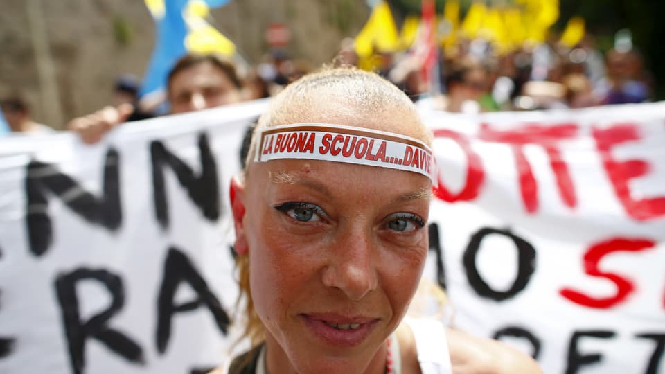 Eien Demonstrantin trägt ein Stirnband mit dem Aufdruck «Die gute Schule ... wirklich?».