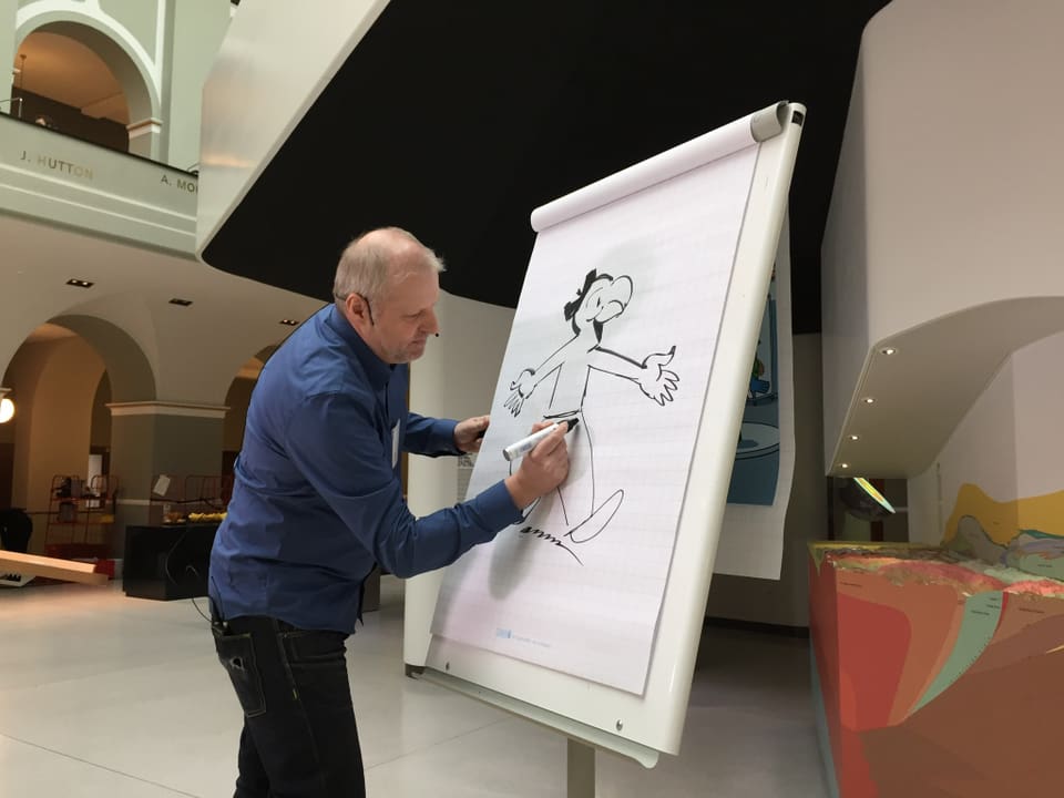 Zeichner Daniel Frick bringt eine Globi-Figur aufs Papier. 