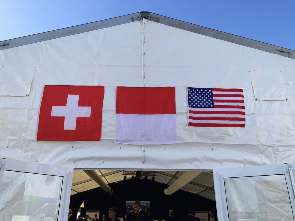 Festzelt: Über Eingang hängen Flaggen: Schweiz, Solothurn, USA