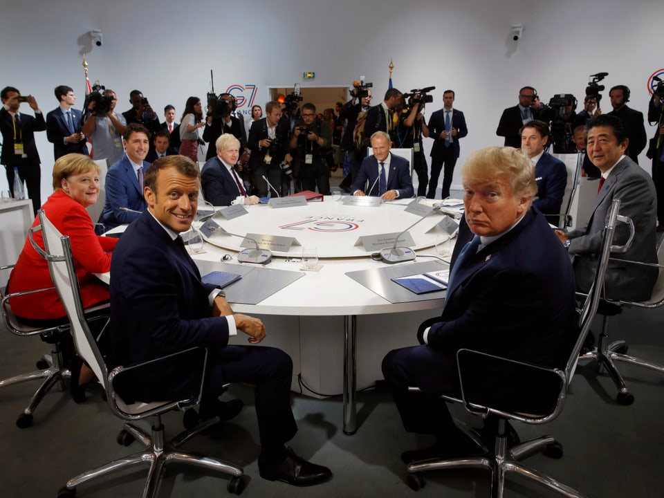 Alle sieben an einem runden Tisch: Trump, Macron, Merkel, Trudeau, Johnson, Tusk, Conte und Abe.
