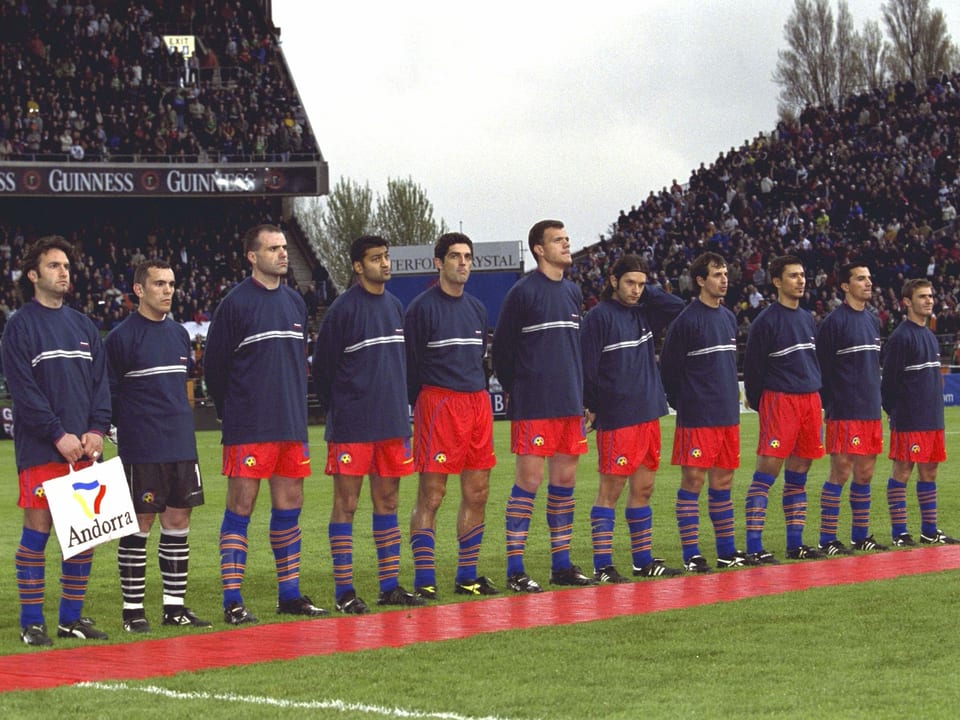 Andorras Nationalteam beim Abspielen der Landeshymne.