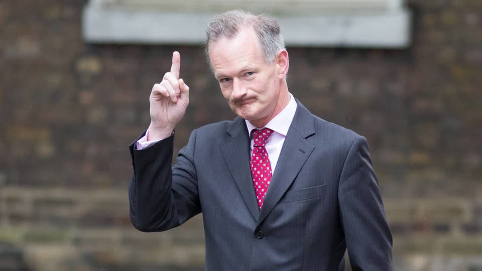 Penrose mit erhobenem Zeigefinger vor der Downing Street No 10. 