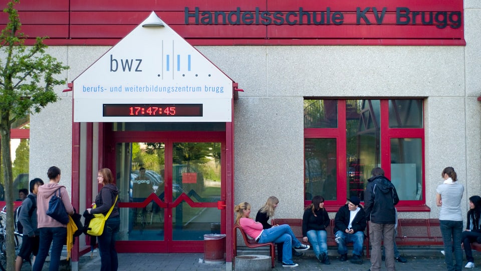 Eingang der Berufsschule Brugg, mehrere Jugendliche stehen vor dem Eingang