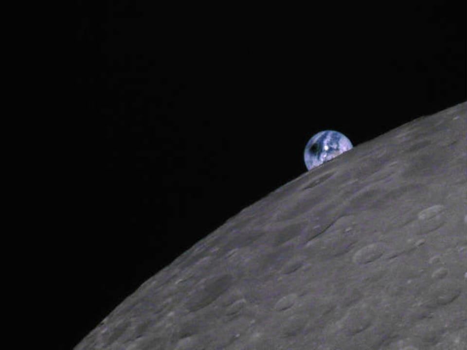 Die Erde geht über dem Mond auf