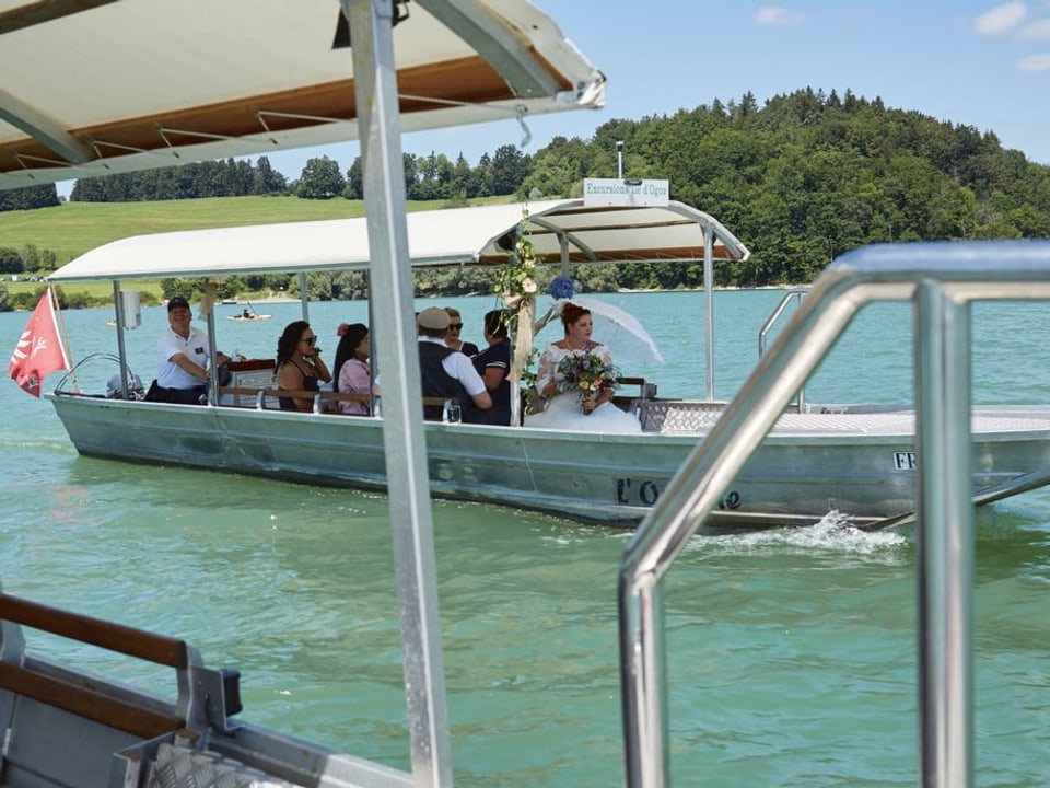 Kapitän Jean-Pierre Grandjean bringt Hochzeits-Gäste mit seinem Boot sicher auf die Insel im Greyerzersee.