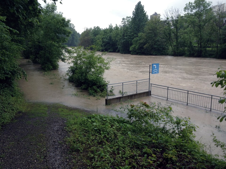 Überschwemmter Weg an der Limmat bei Obersiggenthal im Aargau.