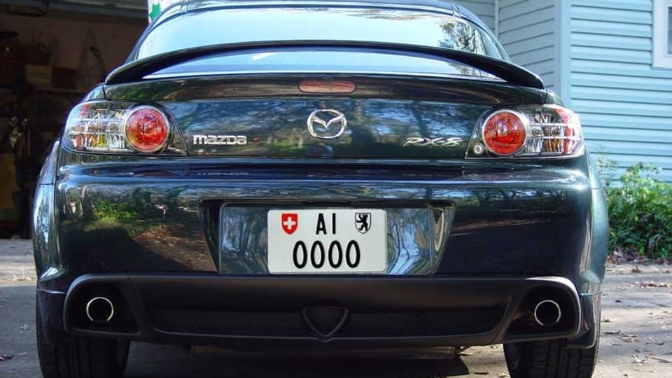 Auto mit AI-Schild
