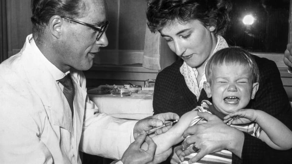 Kind wird gegen Tetanus geimpft im Jahr 1958.
