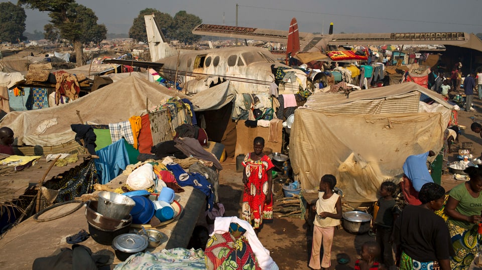 Auf dem Flughafen der Hauptstadt Bangui warten Tausende Menschen auf Hilfe. Sie hausen unter Blachen zwischen kaputten Flugzeugen. Derweil bekriegen sich Muslime und Christen im ganzen Land. Weitere Soldaten der EU sollen im Bürgerkrieg eingreifen. (reuters)