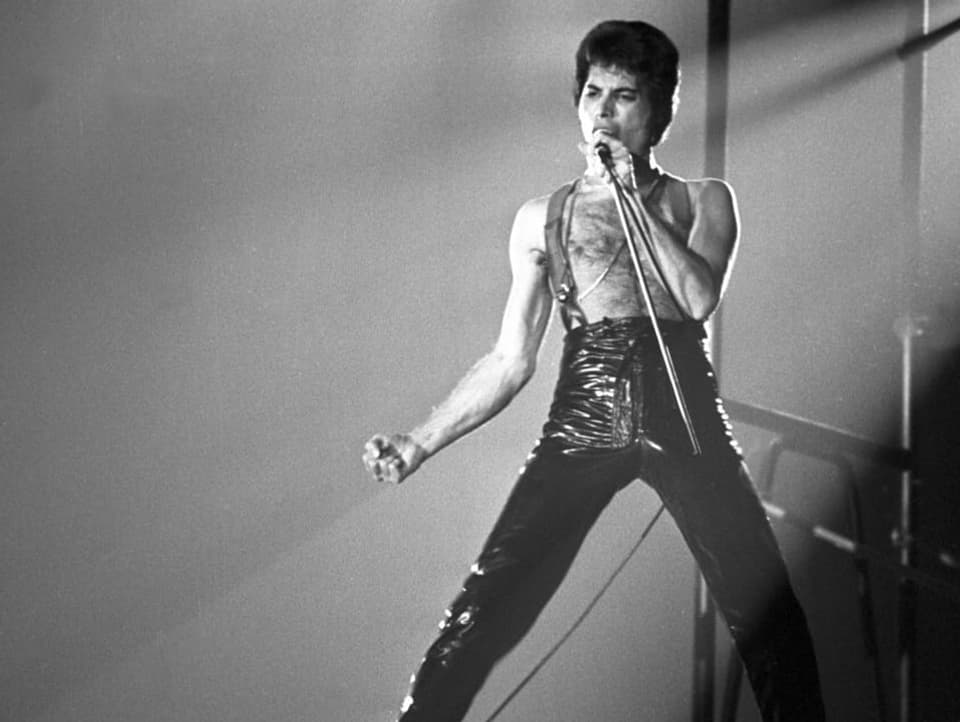 Freddie Mercury von Queen singt auf der Bühne in Schwarz-Weiss